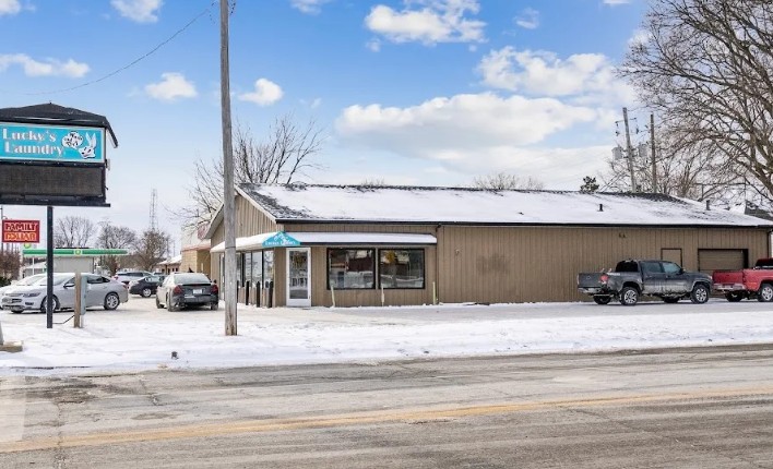 Lucky's Laundry sign